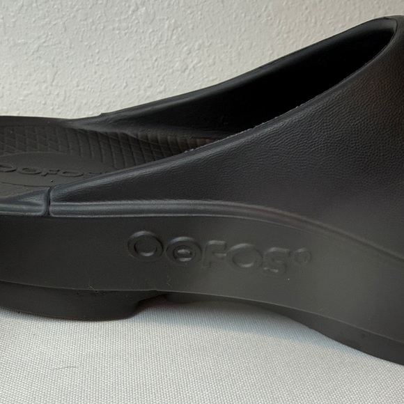 OOFOS Men\'s Classic Black Slide Sandals Men’s 6 or Woman’s 8 main image 5